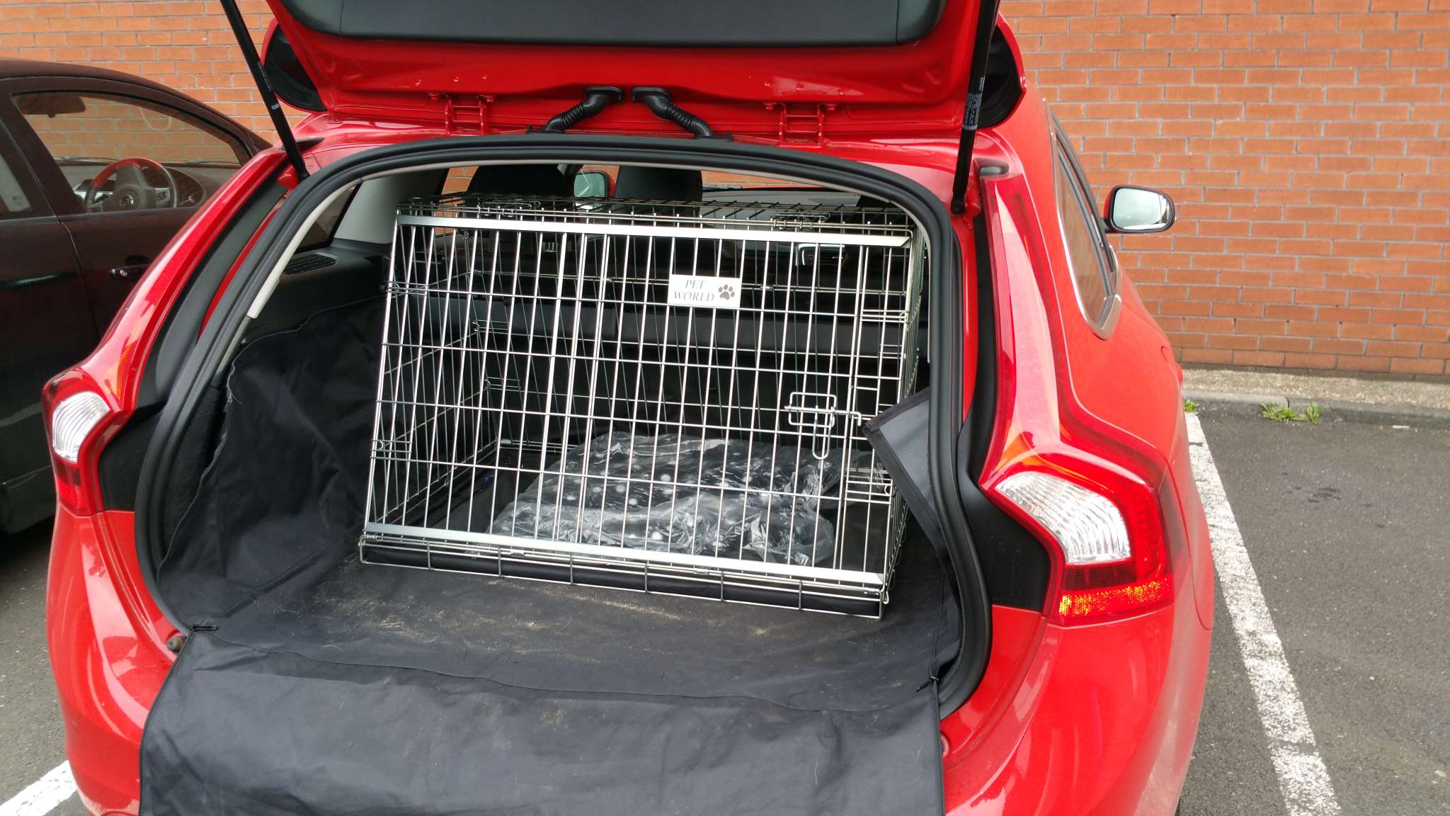 Volvo V60, Hundebur til bil, kasse til kæledyrsrejser