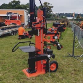 Forest Master FM22VPT 22-tons benzindrevet brændekløver – kraftig ydelse, to hastigheder, 1,1 m brændekapacitet og indbygget løfter