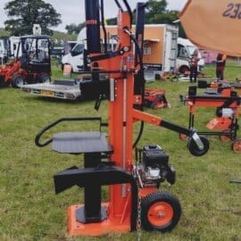 Alternativt billede af Forest Master FM22VPT 22-tons benzindrevet brændekløver – kraftig ydelse, to hastigheder, 1,1 m brændekapacitet og indbygget løfter